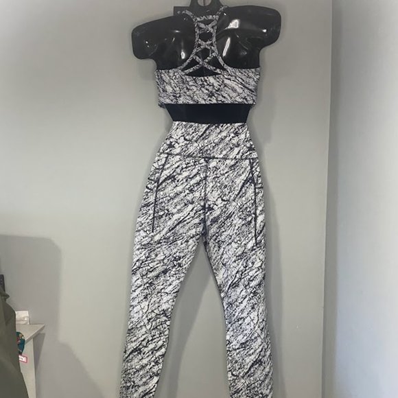 Sports Bra + Leggings Outfit - Picture 2 of 5